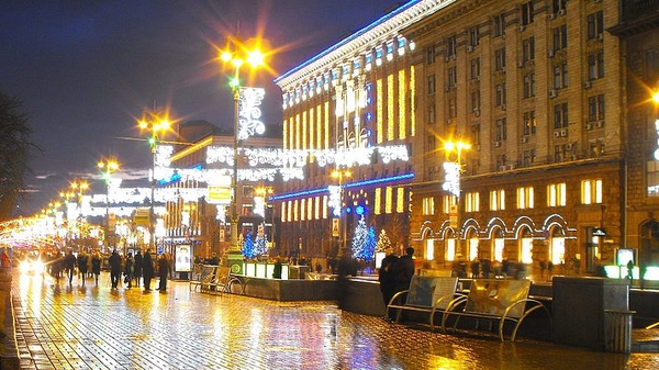 "Живые" витрины в Киеве: как помощники Санты заворачивают подарки