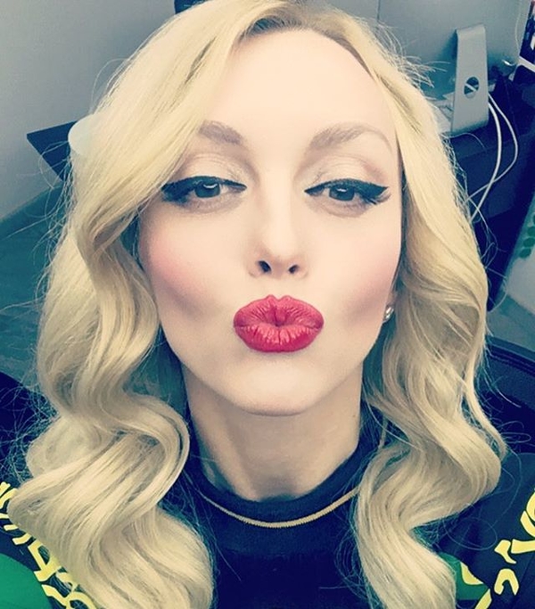 Оля Полякова заполнила э-декларацию в новогоднюю ночь