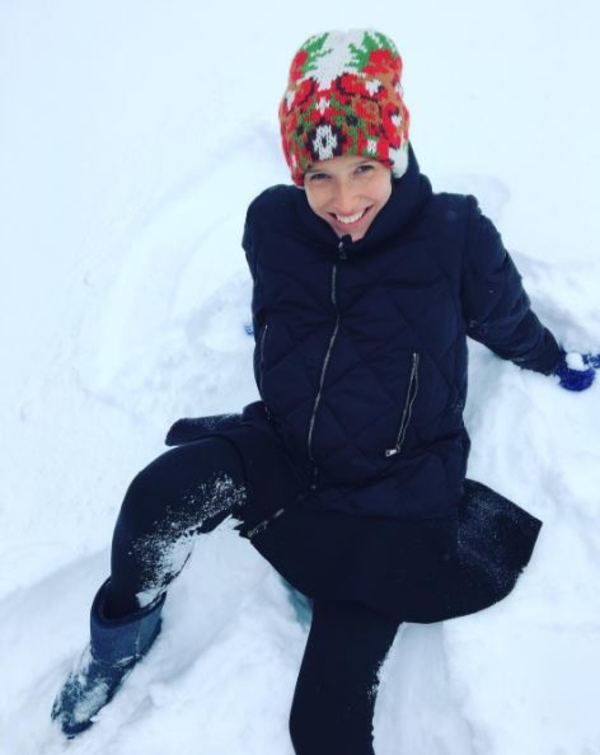Беременная Осадчая устроила игры в снегу: забавное видео