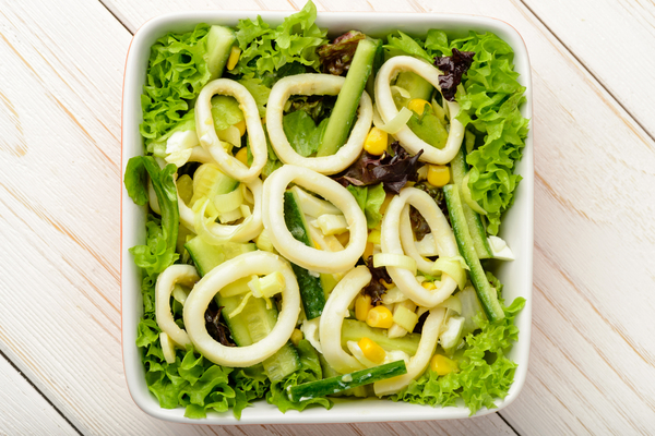 Салат из кальмаров: три вкусные идеи