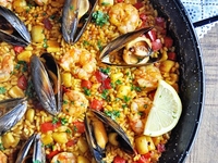 Паэлья классическая с креветками и кальмарами: как приготовить