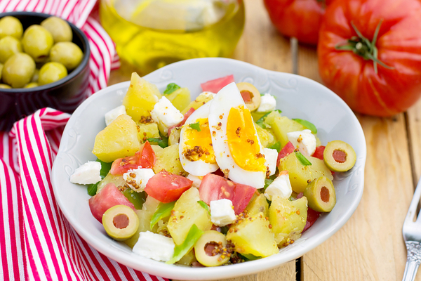 Как приготовить картофельный салат с помидорами и яйцом