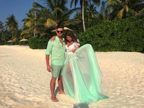 Звезда клипа Экспонат наслаждается медовым месяцем на Мальдивах