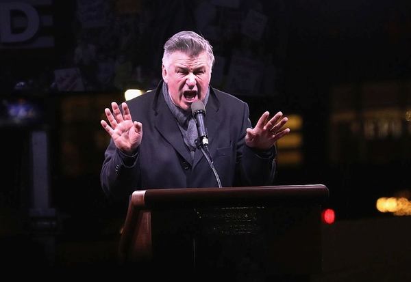 Звезды вышли на акцию протеста против Трампа в центре Нью-Йорка