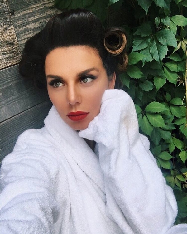 Анна Седокова устроила дома пожар