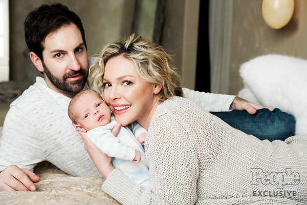 Кэтрин Хейгл появилась на обложке журнала с новорожденным сыном