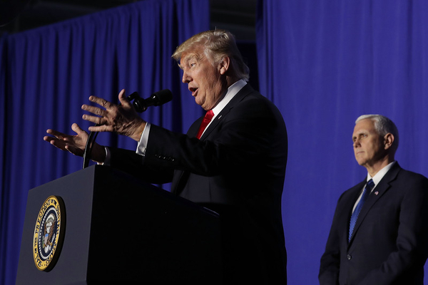 О чем думает Дональд Трамп: эксперт проанализировал жесты политика