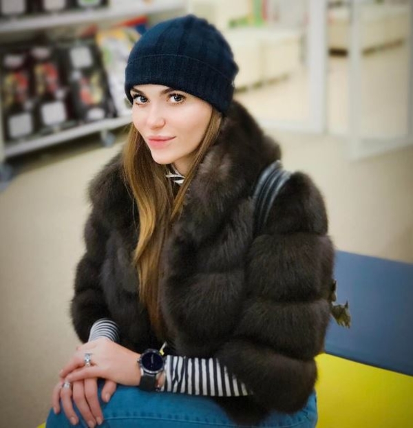 Слава из НЕАНГЕЛОВ похвасталась пышной грудью в спортзале