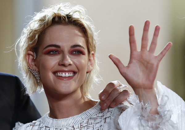 В Сеть попали фото поцелуев Кристен Стюарт с моделью Victoria's Secret