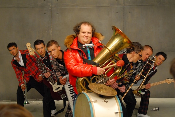 Группа ТИК сняла клип о гламурной девушке