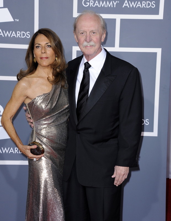 Барабанщик известной рок-группы застрелился на глазах у жены