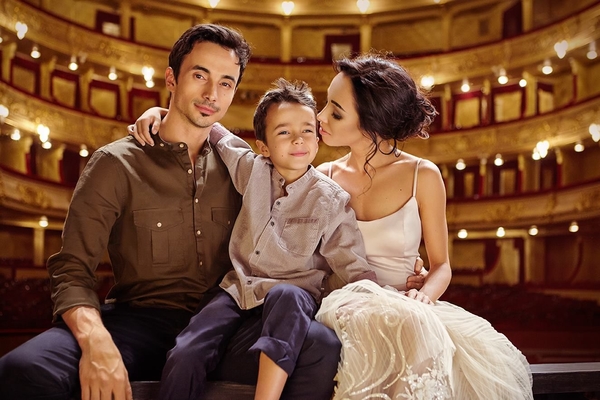 Балерина Екатерина Кухар впервые показала сына