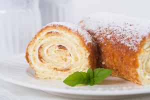 Как приготовить рулет с яблоками