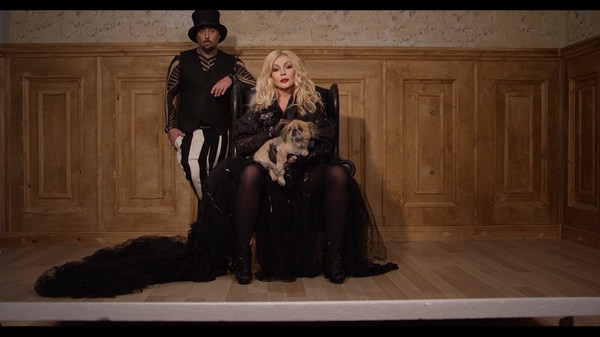 Дима Коляденко снял клип о любви с Ириной Билык и пекинесом