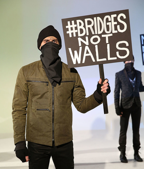 #NoBanNoWall: дизайнер выступил против политики Трампа