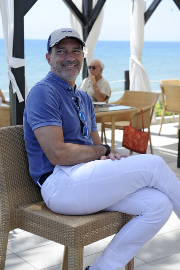 Антонио Бандерас сделал первое селфи после госпитализации