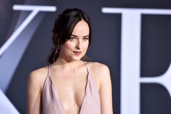 Пятьдесят оттенков темноты: Дакота Джонсон блеснула грудью на премьере фильма