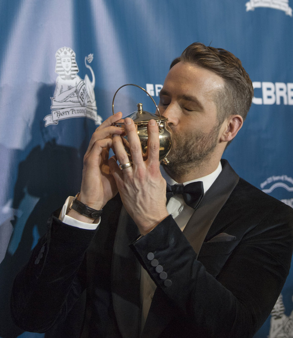 Студенты Гарварда назвали Райана Рейнольдса мужчиной года