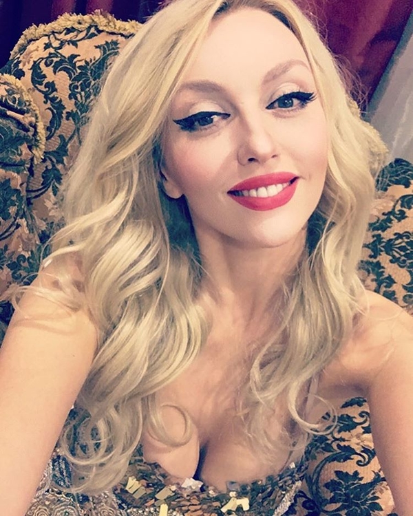 Олю Полякову с дочкой приняли за сестер в аэропорту