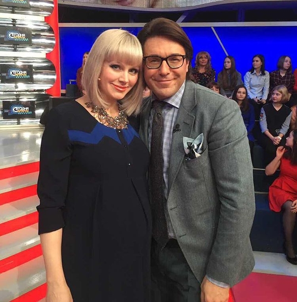 42-летняя певица Натали показала округлившийся животик