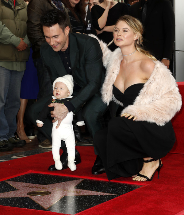 Солист Maroon 5 впервые вышел в свет с четырехмесячной дочкой