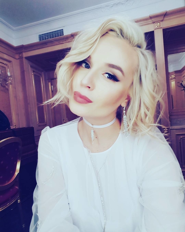 Брюнетка и в очках: Полина Гагарина показала, какой была 10 лет назад