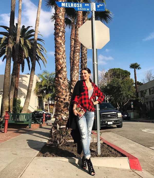 Беременная Анна Седокова сняла чувственный клип на песню Первая любовь