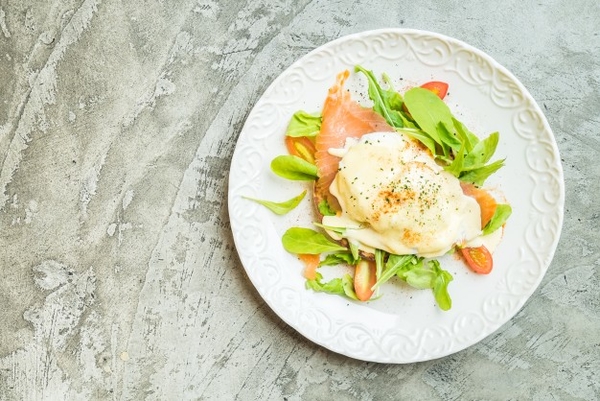 Салат с яйцом-пашот: ТОП-3 рецепта