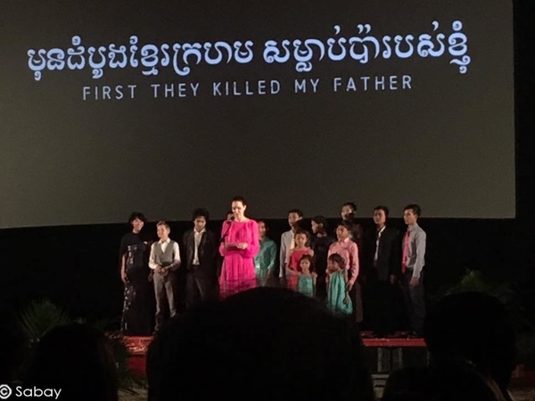 Анджелина Джоли презентовала новый фильм в розовом платье