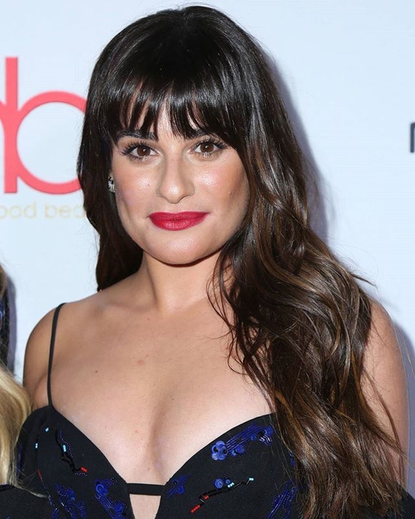 Лиа Мишель подчеркнула пышный бюст глубоким декольте