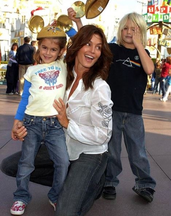 Муж Синди Кроуфорд трогательно поздравил ее с днем рождения