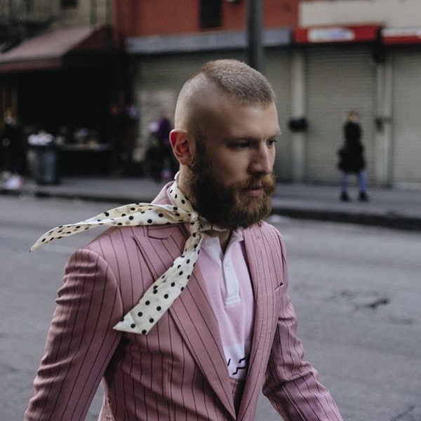 В розовом пиджаке и платке Иван Дорн продемонстрировал новый образ