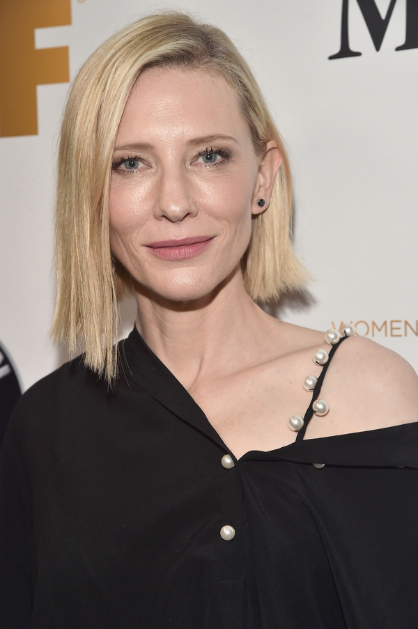 Кейт Бланшетт перепела легендарный хит в золотистом нижнем белье