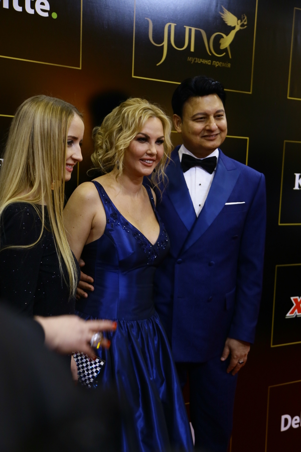 YUNA 2017: Камалия пришла на премию с мужем и дочками