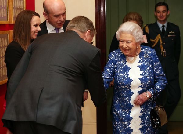 Елизавета ІІ вышла в свет в ярком образе