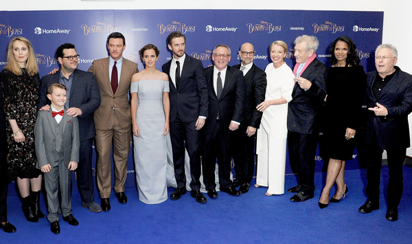 Красавица и Чудовище: Эмма Уотсон презентовала фильм в нежном образе