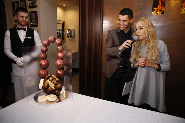 Евровидение 2017: Alyosha вручили символ конкурса из шоколада