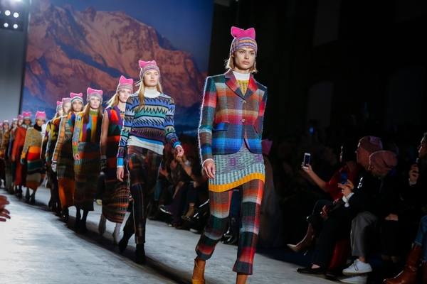 Показ Missoni прошел под эгидой Женского марша