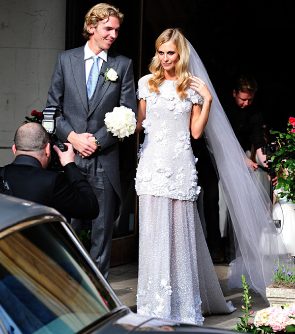 Звезды, которые выбрали для свадьбы необычные платья