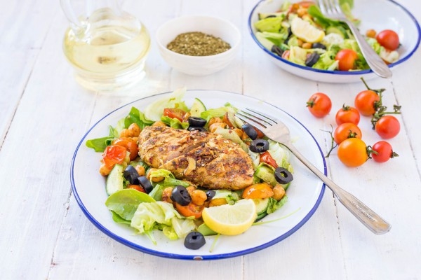 Что приготовить на 8 марта: ТОП-5 салатов из курицы и овощей