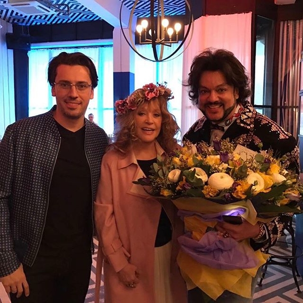 Алла Пугачева станцевала странный греческий танец в честь весны