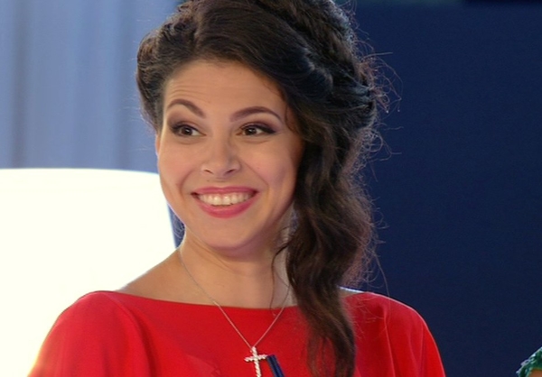 Холостяк 7 сезон онлайн: в первом выпуске герой отобрал 15 участниц