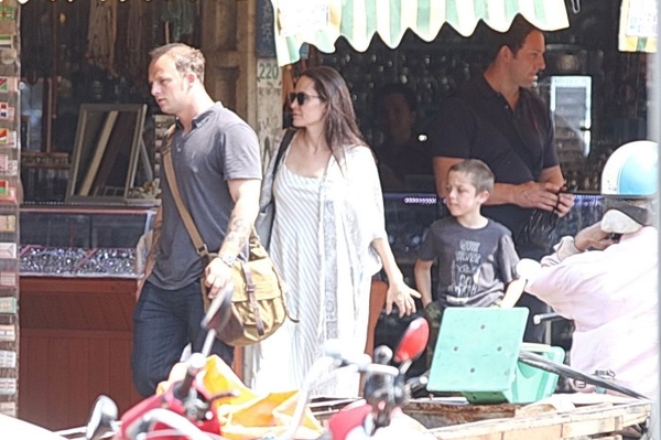 facebook.com/AngelinaJ1975