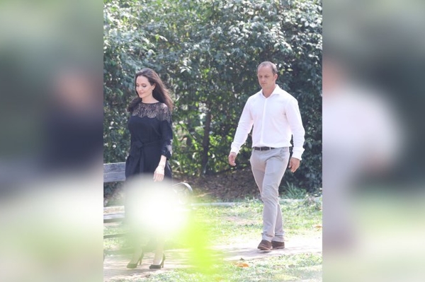 facebook.com/AngelinaJ1975