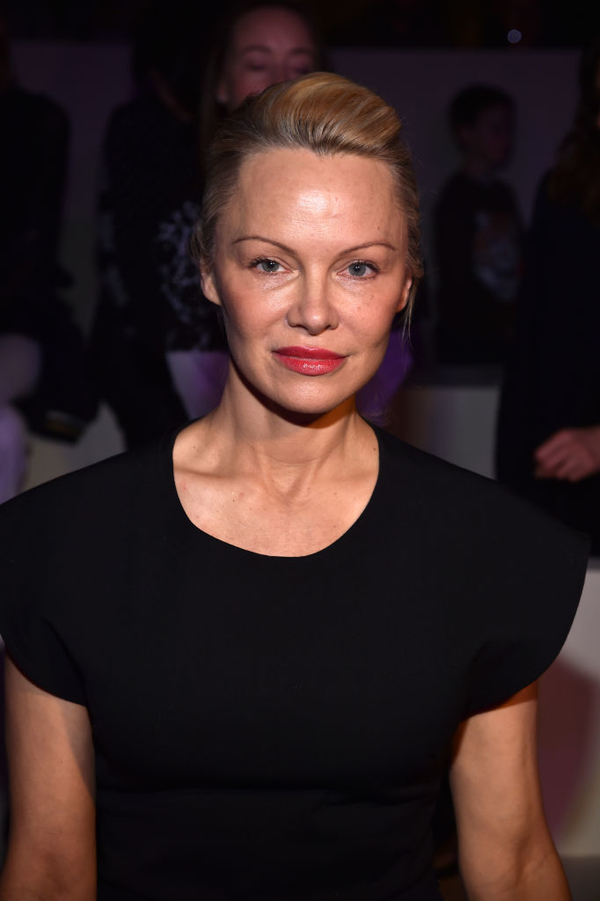 Памела Андерсон пришла на модный показ без макияжа