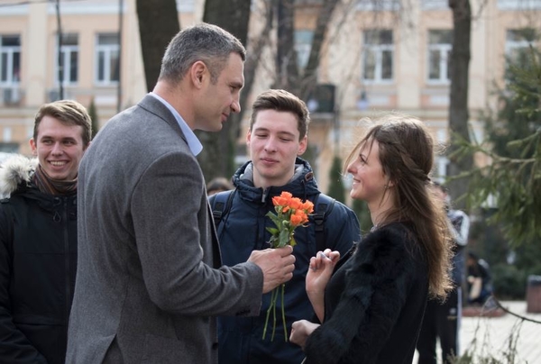 8 Марта: Кличко раздал подарки киевлянкам и вспомнил о маме