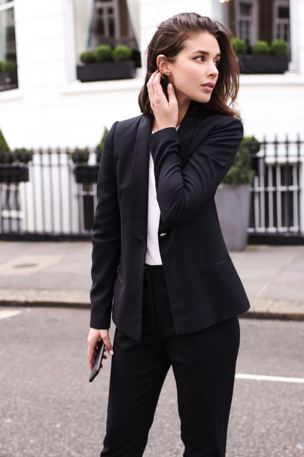 Как носить костюм и не выглядеть скучно