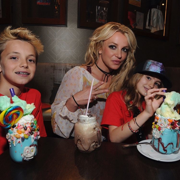 Бритни Спирс вместе с сыновьями провела время в парке развлечений