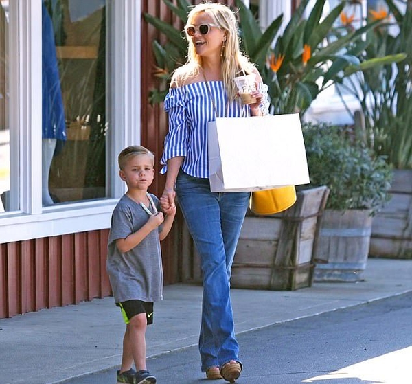 Риз Уизерспун прогулялась с подросшим сыном в Лос-Анджелесе