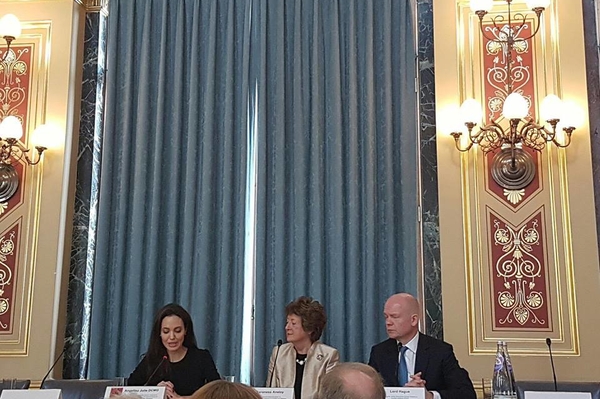 facebook.com/AngelinaJ1975